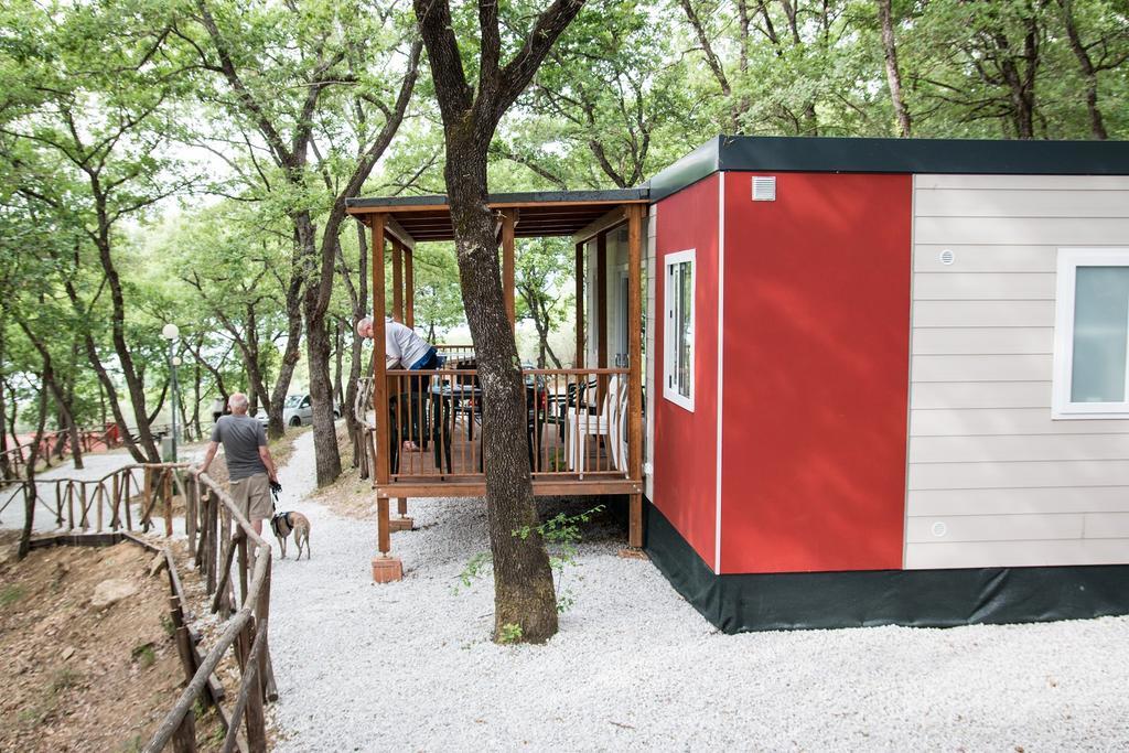 Cerquestra Camping Village Monte del Lago Buitenkant foto
