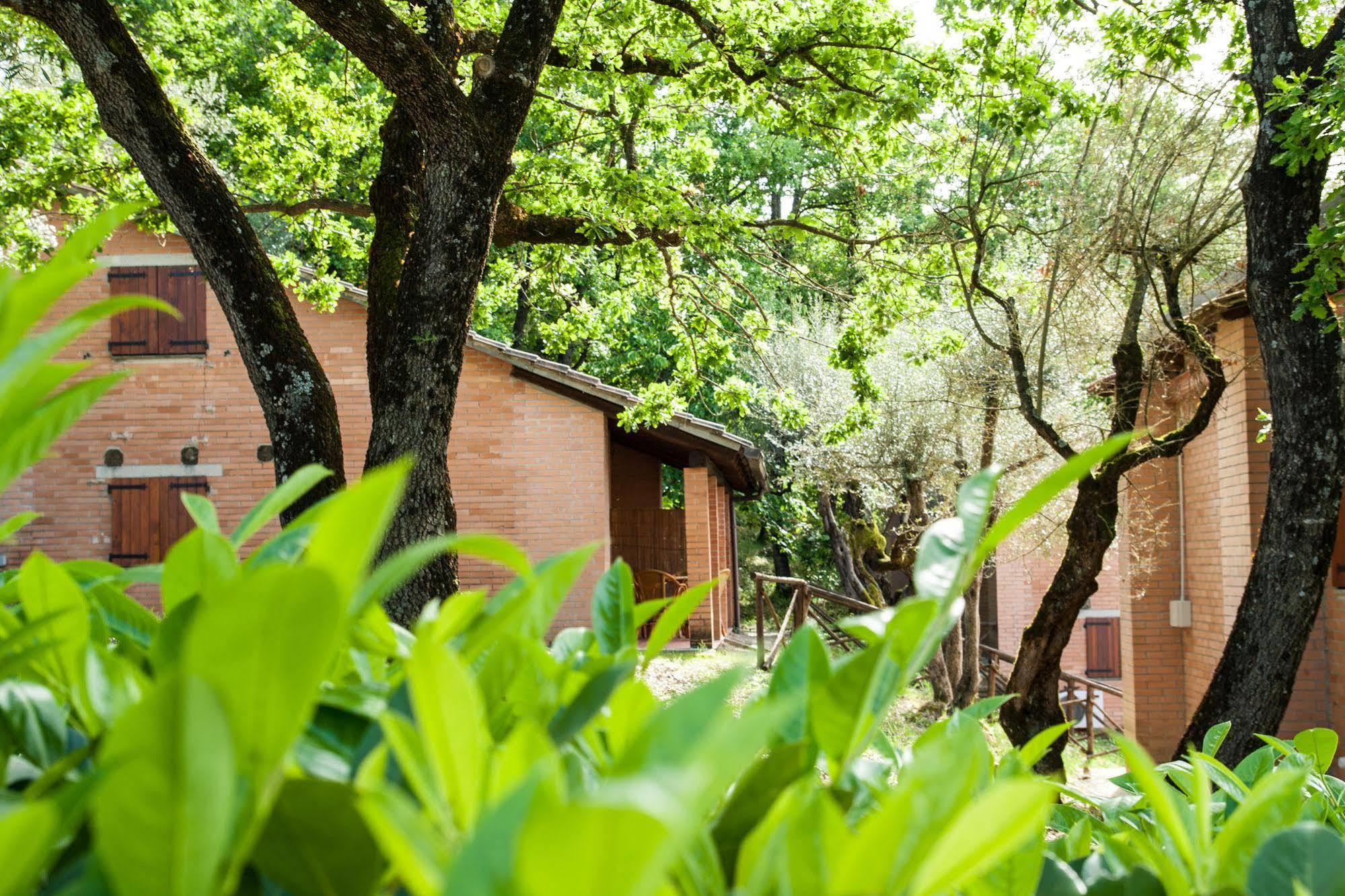 Cerquestra Camping Village Monte del Lago Buitenkant foto