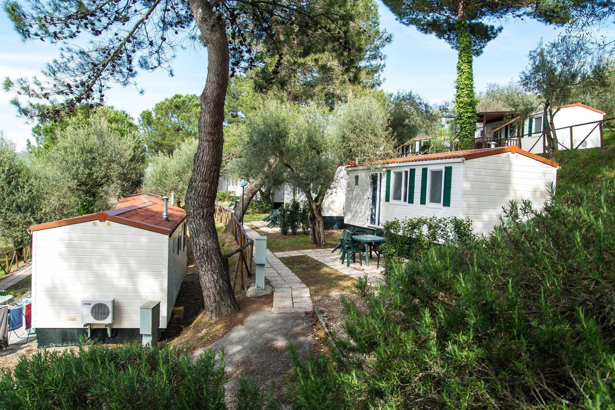 Cerquestra Camping Village Monte del Lago Buitenkant foto