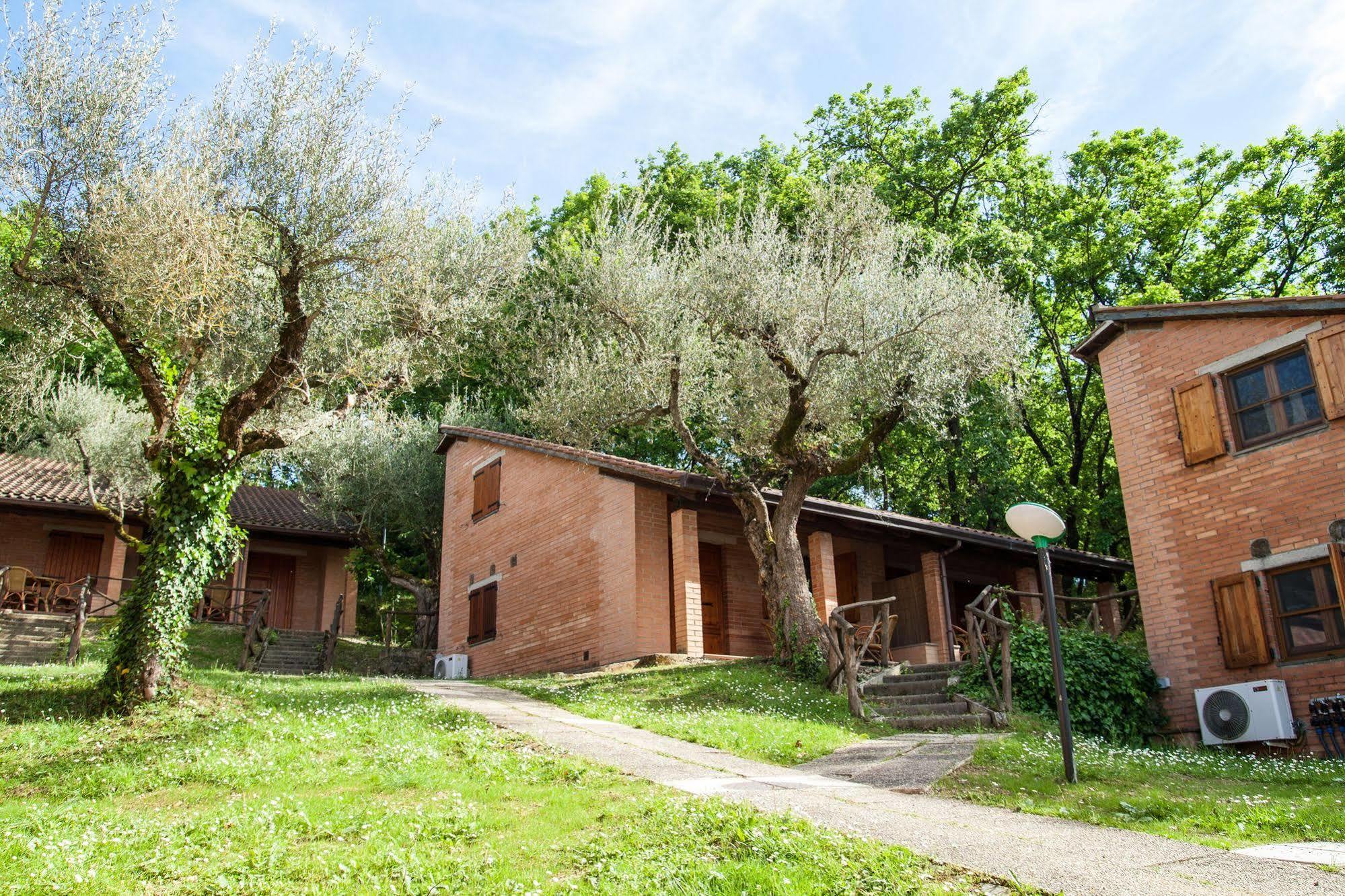 Cerquestra Camping Village Monte del Lago Buitenkant foto