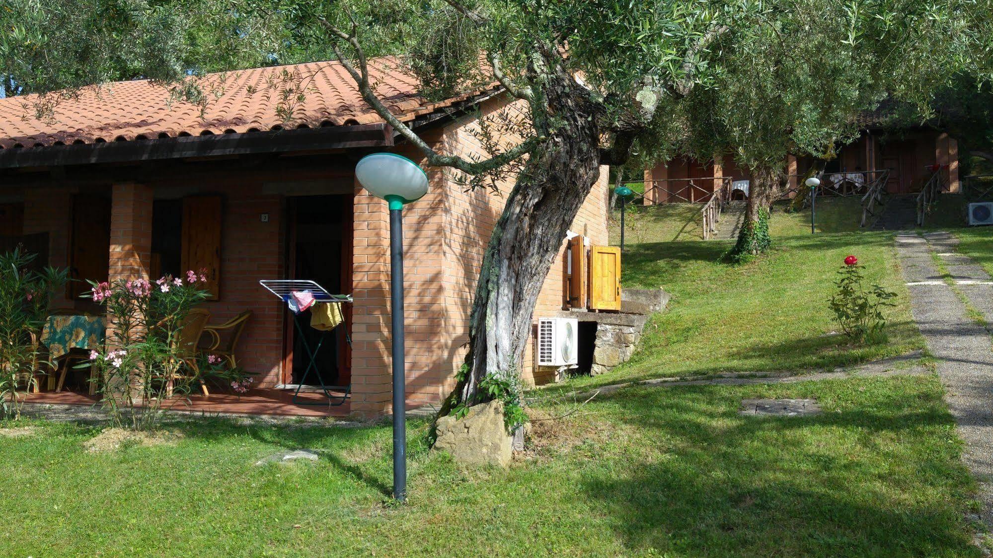Cerquestra Camping Village Monte del Lago Buitenkant foto