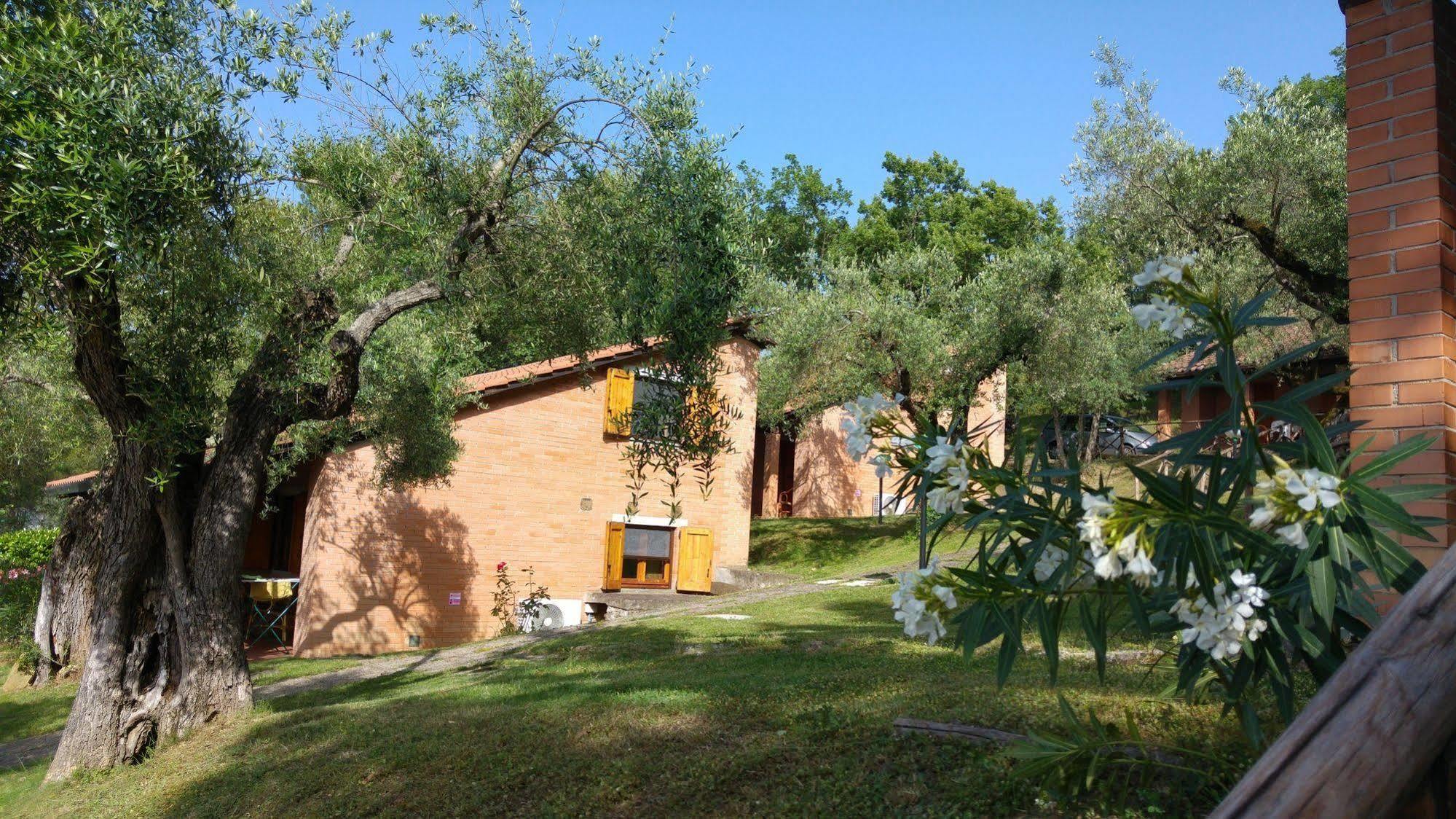 Cerquestra Camping Village Monte del Lago Buitenkant foto